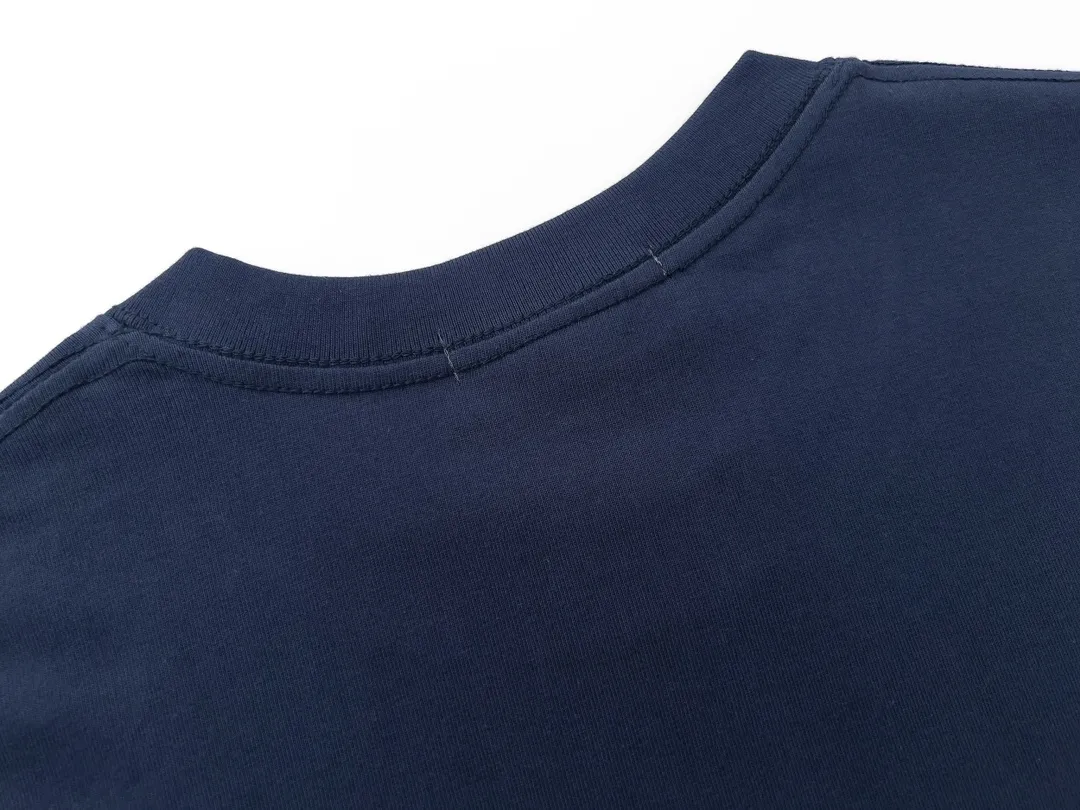 W623#P106💰 [Stone Island’s popular cuffed branded round neck off-shoulder short-sleeved T-shirt] Super versatile! A short-sleeved upper body for major celebrity internet celebrities, made of 260g combed cotton 32-count double yarn. Comfortable and breathable, customized accessories, oversize version. Dropped shoulder sleeves, very loose, same style for men and women, suitable for couples💑 Match as you like. The upper body is super beautiful. Color: Black White Apricot Gray Navy Size: M L XL XXL Ｍ Shoulder Width 47 Bust 52 Length 70 L Shoulder Width 48 Bust 54 Length 72 XL Shoulder width 59 Bust 56 Length 74 XXL Shoulder width 50 Bust 58 Length 76